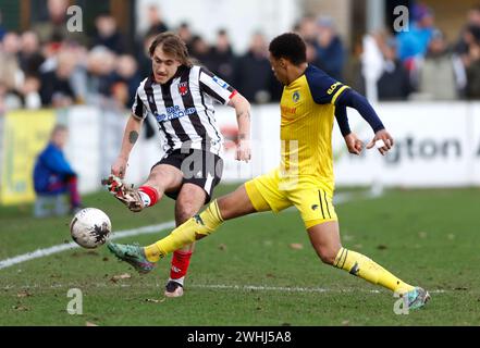 Chorley’s Billy Whitehouse (links) und Solihull Moors’ Kade Craig kämpfen um den Ball während des fünften Rundenspiels der Isuzu FA Trophy im Victory Park, Chorley. Bilddatum: Samstag, 10. Februar 2024. Stockfoto