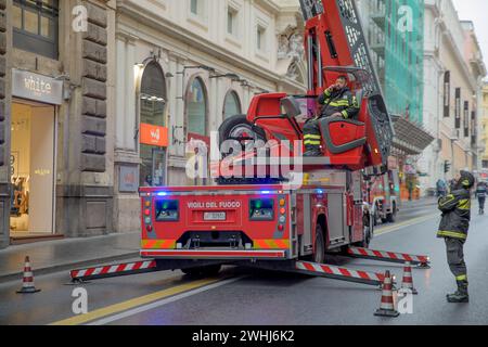 Rom, Italien. Februar 2024. Feuerwehrleute während eines Eingriffs, um das Dach eines Gebäudes in Rom sicher zu machen. (Kreditbild: © Marcello Valeri/ZUMA Press Wire) NUR REDAKTIONELLE VERWENDUNG! Nicht für kommerzielle ZWECKE! Stockfoto