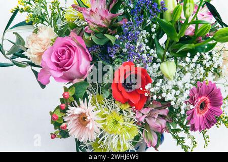 BLUMENARRANGEMENT: 'Happy Birthday' von Edmund Nagele FRPS Stockfoto