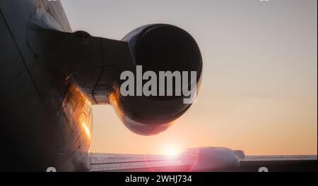 Großer Tragflügel und Turbine des Flugzeugs Stockfoto