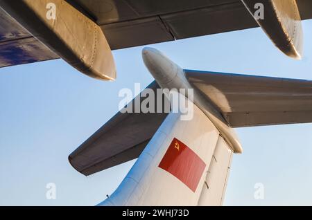 Fragment eines sowjetischen Zivilflugzeugs mit Flügeln Stockfoto