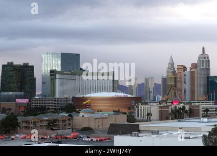 Las Vegas, Usa. Februar 2024. Wolken erfüllen den Himmel hinter dem Las Vegas Strip am Vorabend des Super Bowl LVIII im Mandalay Bay Convention Center in Las Vegas, Nevada am Samstag, den 10. Februar 2024. Die San Francisco 49ers spielen am Sonntag, den 11. Februar 2024, im Super Bowl LVIII im Allegiant Stadium in Las Vegas, Nevada, gegen die Kansas City Chiefs. Foto: John Angelillo/UPI Credit: UPI/Alamy Live News Stockfoto