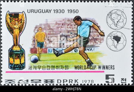 Von Nordkorea gedruckte Briefmarke, die die Gewinner der Fußball-Weltmeisterschaft zeigt, um 1978. Stockfoto