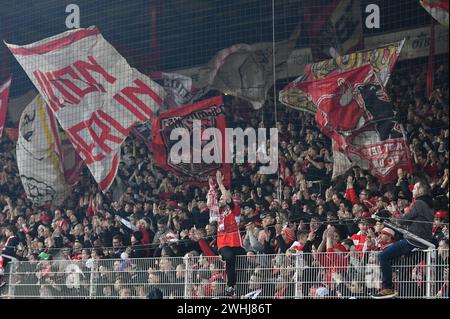 Berlin, Deutschland. Februar 2024. Berlin, Deutschland. 10. Februar 2024: 1. FC Union Berlin Fans feiern den Sieg ihrer Teams im Spiel Bundesliga - 1. FC Union Berlin gegen VfL Wolfsburg - an der Alten Foersterei. Berlin, Deutschland. (Ryan Sleiman /SPP) Credit: SPP Sport Press Photo. /Alamy Live News Stockfoto
