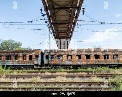 Ausgebrannte, gesprengte Wagen in der Ukraine Stockfoto