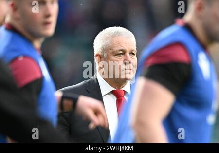 10. Februar 2024; Twickenham Stadium, London, England: Six Nations International Rugby England gegen Wales; Warren Gatland Head Coach für Wales beobachtet seine Mannschaft beim Aufwärmen Stockfoto