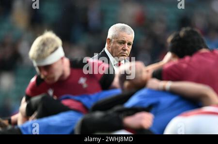 10. Februar 2024; Twickenham Stadium, London, England: Six Nations International Rugby England gegen Wales; Warren Gatland Head Coach für Wales beobachtet seine Mannschaft beim Aufwärmen Stockfoto