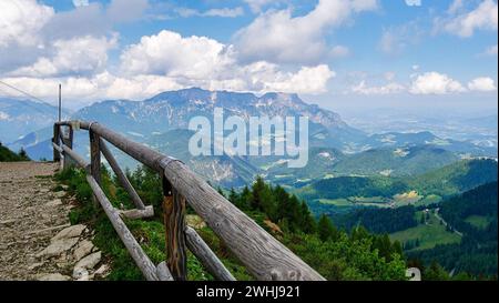 Blick vom Purtschellerhaus auf die Berchtesgadener Alpen und Berchtesgaden mit Untersberg Stockfoto