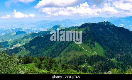 Blick vom Purtschellerhaus auf das Rossfeld PanoramastraÃŸe und die Berchtesgadener Alpen Stockfoto