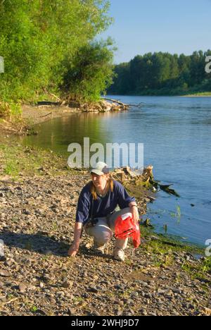 Rock-Sammeln in der Willamette River Bar, Willamette Mission State Park, Oregon Stockfoto