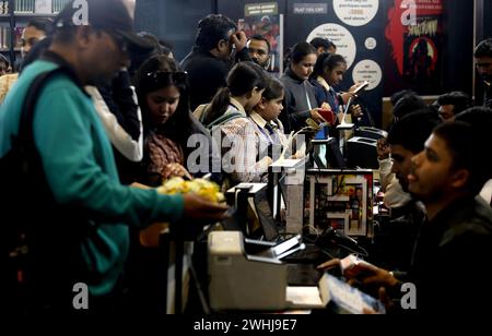 Neu-Delhi, Indien. Februar 2024. Am ersten Tag der Weltbuchmesse 2024 besuchen Besucher die Buchstände unter dem Motto „MEHRSPRACHIGES INDIEN“ Eine lebendige Tradition im Pragati Maidan. Das Königreich Saudi-Arabien ist Gastland der in Book Fair 2024. Die Messe wird bis zum 18. Februar fortgesetzt und wird über 200 Stände mit Büchern in mehreren Sprachen beherbergen. Quelle: SOPA Images Limited/Alamy Live News Stockfoto