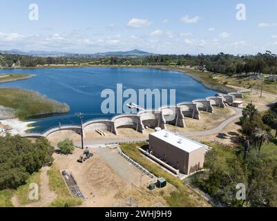 Blick aus der Vogelperspektive über das Wasserreservoir und einen großen Damm, der Wasser hält. Rancho Santa Fe in San Diego Stockfoto