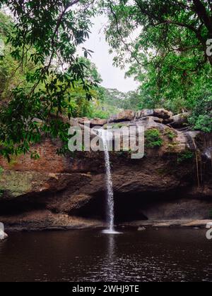 Nam Tok Haew Suwat oder Haew Suwat Wasserfall es gilt als einer der schönsten Wasserfälle in Thailand. Gelegen im Khao Yai Nationalpark. Welche Stockfoto