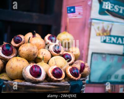 Muskatnuss in Schalen. Schnittansicht von reifer bunter roter Muskatnussfrucht, Samen Kerala Indien. Gewürze, bekannt als pala in Indonesien. Stockfoto