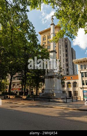 Broad Street mit Bürgerkriegsdenkmal in Augusta in Georgia Stockfoto