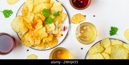 Verschiedene helle und dunkle Biere und Chips Stockfoto