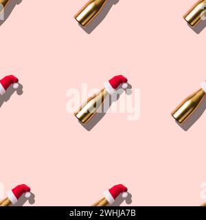 Nahtlose Weihnachtstextur aus goldenem Champagner in Weihnachtsmütze auf rosa Hintergrund Stockfoto