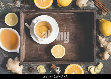 Ingwer heißen Immunität Steigerung der Vitamin natürliche Drink mit Zitronensaft, Honig und Zimt auf Fach und Zutaten Stockfoto