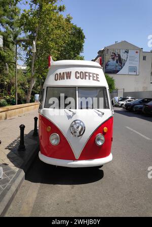 BAKU, ASERBAIDSCHAN - 11. JULI 2023 : Straßencafé des alten Retro-Minibusses. Das Auto ist für den Verkauf von Kaffee und Getränken ausgestattet Stockfoto