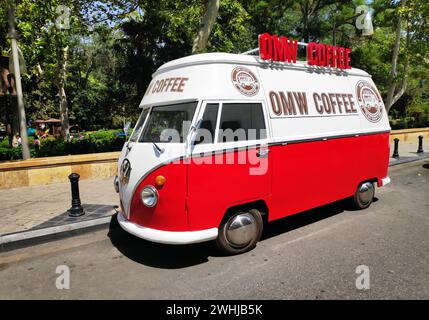 BAKU, ASERBAIDSCHAN - 11. JULI 2023 : Straßencafé des alten Retro-Minibusses. Das Auto ist für den Verkauf von Kaffee und Getränken ausgestattet Stockfoto