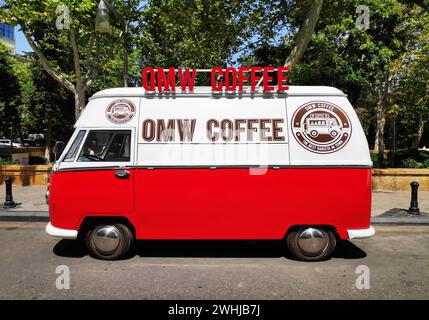 BAKU, ASERBAIDSCHAN - 11. JULI 2023 : Straßencafé des alten Retro-Minibusses. Das Auto ist für den Verkauf von Kaffee und Getränken ausgestattet Stockfoto