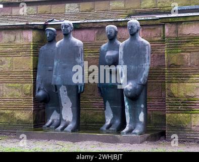 Trauersoldaten-Skulptur von Emil Krieger auf dem deutschen Kriegsfriedhof Langemark bei Ypern Stockfoto