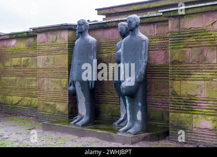 Trauersoldaten-Skulptur von Emil Krieger auf dem deutschen Kriegsfriedhof Langemark bei Ypern Stockfoto