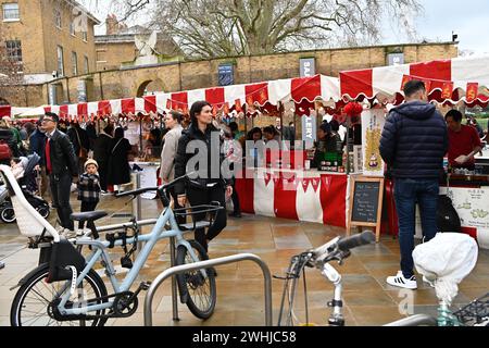 Duke of York Square, London, UK, 10. Februar 2024: Als das Jahr des Drachen näher rückt, feiern wir das chinesische Neujahrsfest, das Glück, Gesundheit und Kraft symbolisiert. Der Duke of York Square Market bietet traditionelle chinesische Küche und aufregende Unterhaltung, darunter traditionelle Drachen- und Löwentanz-Aufführungen, chinesische Trommler und feierliche Gesichtsmalerei für Ihre Kleinen. Das Jahr des Drachen beginnt mit dem Mondneujahr 2024. Tief verwurzelt im reichen Erbe der chinesischen Kultur ist das Jahr des Drachen ein mächtiges Symbol für Reichtum und Glück aus Ost und Südosten Stockfoto