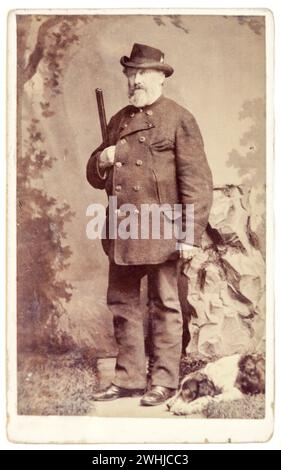 Etwa 1900 Jäger mit Hund. Senior Mann mit Pistole, Jagdgewehr. Württemberg, Bayern, Deutschland. Stockfoto