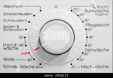 Bedienfeld für deutsche Waschmaschinen. Waschmaschine mit rot markiertem Kalt - kalt anzeigen Stockfoto
