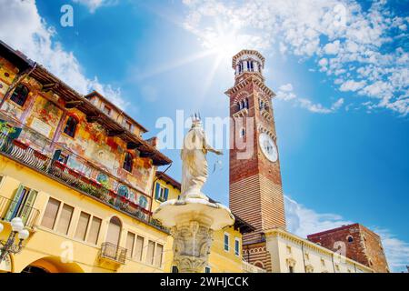 Brunnen Statue der Madonna und Lamberti Turm mit Uhr auf dem Erbe Platz. Torre dei Lamberti über blu Stockfoto