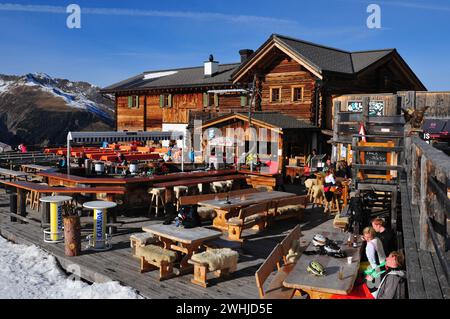 Fuxägufe Berghütte auf dem Jakobshorn in Davos | Bergrestaurant Fuxägufe auf Jakobshorn oberhalb von Davos-Stadt in den schweizer alpen Stockfoto