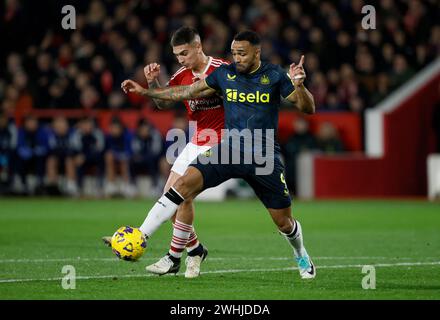 Nicolas Dominguez von Nottingham Forest (links) und Callum Wilson von Newcastle United kämpfen um den Ball während des Premier League-Spiels auf dem City Ground in Nottingham. Bilddatum: Samstag, 10. Februar 2024. Stockfoto