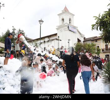 UIO-CARNAVAL-PLAZA-SAN-BLAS Quito, Sabado 10 de febrero del 2024 Con Bandas de Paz, Bailes tradicionales, Canon de espuma, ninos, jovenes y adultos, Festejan el feriado de Carnaval, en la Plaza de San Blas, Centro Historico. Fotos:Rolando Enriquez/API Quito Pichincha Ecuador ACE-UIO-CARNAVAL-PLAZA-SAN-BLAS-6a303fa0059fb6e7df0998cc33317083 *** UIO CARNAVAL PLAZA SAN BLAS Quito, Samstag, 10. Februar 2024 mit Friedensbändern, traditionellen Tänzen, Schaumkanon, Kindern, Jugendlichen und Erwachsenen, feiern Sie den Karnevalsfeiertag in der Plaza de San Blas, Centro Historico Fotos Rolando Enriquez API Quito Pi Stockfoto
