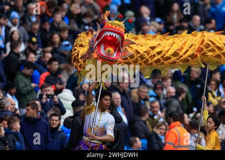 Die Fans werden im Etihad Stadium, Manchester, Vereinigtes Königreich, am 10. Februar 2024 mit einer Ausstellung zum chinesischen Jahr des Drachen während des Premier League-Spiels Manchester City gegen Everton im Etihad Stadium, Manchester, Vereinigtes Königreich, gefeiert (Foto: Conor Molloy/News Images) Stockfoto
