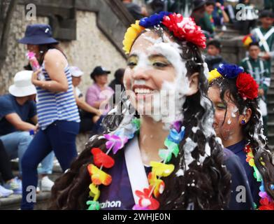 UIO-CARNAVAL-PLAZA-SAN-BLAS Quito, Sabado 10 de febrero del 2024 Con Bandas de Paz, Bailes tradicionales, Canon de espuma, ninos, jovenes y adultos, Festejan el feriado de Carnaval, en la Plaza de San Blas, Centro Historico. Fotos:Rolando Enriquez/API Quito Pichincha Ecuador ACE-UIO-CARNAVAL-PLAZA-SAN-BLAS-d8c385c4b3a13d7f85eb043c8616b12b *** UIO CARNAVAL PLAZA SAN BLAS Quito, Samstag, 10. Februar 2024 mit Friedensbändern, traditionellen Tänzen, Schaumkanon, Kindern, Jugendlichen und Erwachsenen, feiern Sie den Karnevalsfeiertag in der Plaza de San Blas, Centro Historico Fotos Rolando Enriquez API Quito Pi Stockfoto
