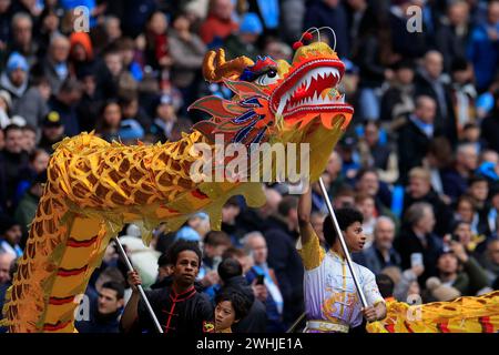 Die Fans werden im Etihad Stadium, Manchester, Vereinigtes Königreich, am 10. Februar 2024 mit einer Ausstellung zum chinesischen Jahr des Drachen während des Premier League-Spiels Manchester City gegen Everton im Etihad Stadium, Manchester, Vereinigtes Königreich, gefeiert (Foto: Conor Molloy/News Images) Stockfoto