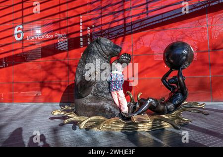 The Polar Bear & Dogman, eine Skulptur von „Gillie & Marc“. London Bridge City. Stockfoto