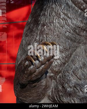 Eisbärenkralle Teil der Skulptur von Gillie und Marc in London Bridge City Stockfoto