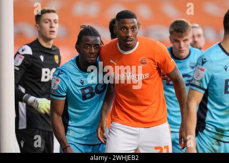 Blackpool, Großbritannien. 31. August 2023. Greg Leigh von Oxford United streitet mit Marvin Ekpiteta von Blackpool an einer Ecke während des Sky Bet League 1 Spiels Blackpool gegen Oxford United in Bloomfield Road, Blackpool, Vereinigtes Königreich, 10. Februar 2024 (Foto: Steve Flynn/News Images) in Blackpool, Vereinigtes Königreich am 31.2023. (Foto: Steve Flynn/News Images/SIPA USA) Credit: SIPA USA/Alamy Live News Stockfoto