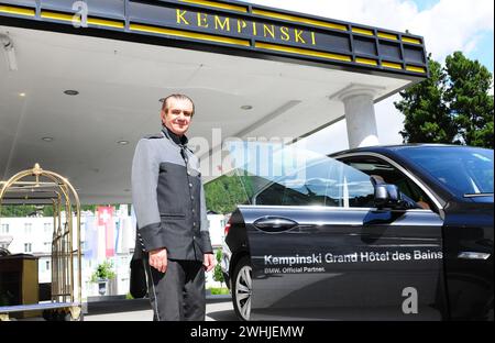 Der Kempinski voiturier bringt seine Gäste zum Bahnhof St. Moritz oder zum Flugplatz in Samedan. Der Chauffeur Kempinski des Baigns nimmt die Gäste auf Stockfoto