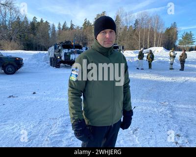 Tapa, Estland. Februar 2024. Estlands Verteidigungsminister Hanno Pevkur steht auf dem Trainingsplatz. Während einer Winterübung in Estland trainieren NATO-Truppen, um die Ostflanke der NATO unter kalten Winterbedingungen zu schützen und zu verteidigen. Die Streitkräfte Frankreichs und Großbritanniens nehmen ebenfalls an der 1. Übung Teil, die vom 15. Februar bis Ende des Jahres läuft. Quelle: Alexander Welscher/dpa/Alamy Live News Stockfoto