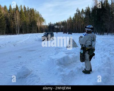 Tapa, Estland. Februar 2024. Ein estnischer Soldat in Winterkleidung. Während einer Winterübung in Estland trainieren NATO-Truppen, um die Ostflanke der NATO unter kalten Winterbedingungen zu schützen und zu verteidigen. Die Streitkräfte Frankreichs und Großbritanniens nehmen ebenfalls an der 1. Übung Teil, die vom 15. Februar bis Ende des Jahres läuft. Quelle: Alexander Welscher/dpa/Alamy Live News Stockfoto