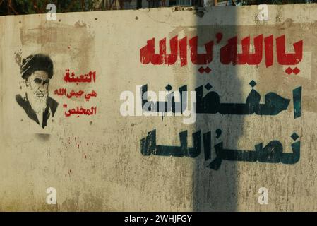 Beirut, Libanon. Februar 2024. Graffiti, die den iranischen Ayatollah Khomeini repräsentieren, sind an einer Mauer von Dahieh zu sehen, dem südlichen schiitischen Vorort Beirut, Libanon, 10. Februar 2024. (Foto: Elisa Gestri/SIPA USA) Credit: SIPA USA/Alamy Live News Stockfoto