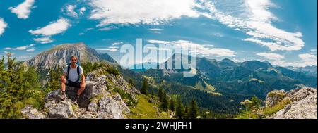 Man wandert in den alpen. Entspannen, auf einem Stein ruhen. Jenner Mountain - Berchtesgadener Alpen, Deutschland Stockfoto