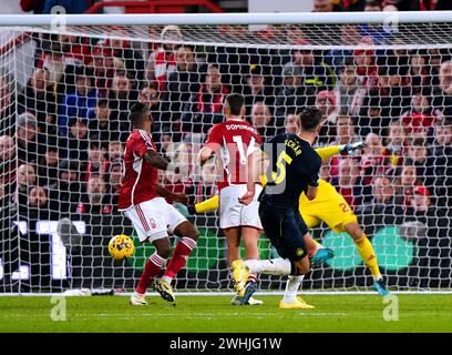 Fabian Schar von Newcastle United erzielt das zweite Tor des Spiels während des Premier League-Spiels auf dem City Ground, Nottingham. Bilddatum: Samstag, 10. Februar 2024. Stockfoto