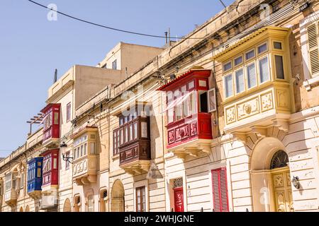 Gallarija, geschlossene Balkone, typisch für Malta, in verschiedenen Farben Stockfoto