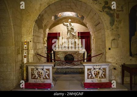 Rabat, Malta - 20. Juni 2023: Altar in den Katakomben des Heiligen Paulus im Zentrum von Rabat, Malta Stockfoto