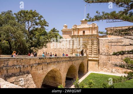 Mdina, Malta - 20. Juni 2023: Brücke und Eingang zur befestigten Stadt Mdina auf der Insel Malta Stockfoto