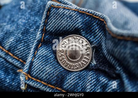 Neue LEVI's Jeans. LEVI's ist ein 1853 gegründeter Markenname von Levi Strauss and Co Stockfoto